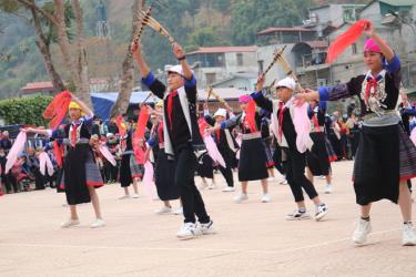 Màn đồng diễn múa khèn Mông, múa khăn theo cặp nam nữ của học sinh các trường phổ thông dân tộc nội trú THCS trên địa bàn huyện Mù Cang Chải.